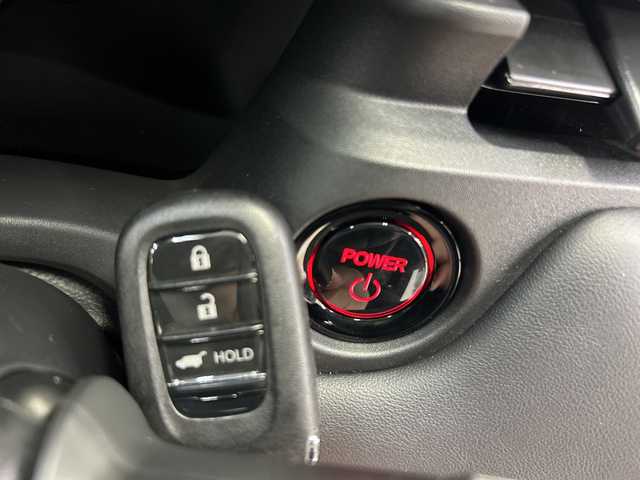 ホンダ ヴェゼル ハイブリッド e:HEV Z 神奈川県 2023(令5)年 1.6万km プラチナホワイトパール HondaCONNECT9インチディスプレイ/AM　FM　フルセグ　　USB　Bluetooth/バックカメラ/ハンズフリーパワーバックドア/ホンダセンシング/ブラインドスポットインフォメーション　後退出庫サポート/ETC2.0/社外ドライブレコーダー/革巻きステアリング/パドルシフト/ステアリングヒーター/ワイヤレス充電器/コンビシート/前席シートヒーター/後席用USBポート×2/トノカバー/ISOFIX対応/純正フロアマット/スマートキー/親水/ヒーテッドドアミラー/LEDヘッドライト/オートレベリング機構/LEDアクティブコーナーリングライト/シーケンシャルターンランプ/フォグランプ/純正18インチアルミ/ドアバイザー/衝突軽減ブレーキ/誤発進抑制機能/後方誤発進抑制機能/近距離衝突軽減ブレーキ/歩行者事故軽減ステアリング/路外逸脱抑制k脳/渋滞追従機能付アダプティブクルーズコントロール/車線維持支援システム/先行車発進お知らせ機能/標識認識機能/オートハイビーム/パーキングセンサーシステム