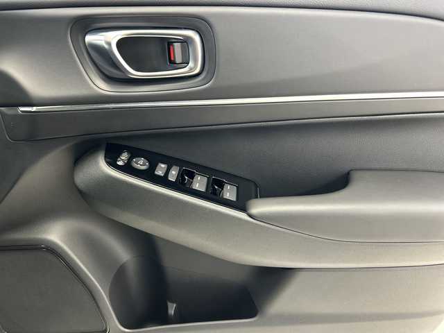 ホンダ ヴェゼル ハイブリッド e:HEV Z 神奈川県 2023(令5)年 1.6万km プラチナホワイトパール HondaCONNECT9インチディスプレイ/AM　FM　フルセグ　　USB　Bluetooth/バックカメラ/ハンズフリーパワーバックドア/ホンダセンシング/ブラインドスポットインフォメーション　後退出庫サポート/ETC2.0/社外ドライブレコーダー/革巻きステアリング/パドルシフト/ステアリングヒーター/ワイヤレス充電器/コンビシート/前席シートヒーター/後席用USBポート×2/トノカバー/ISOFIX対応/純正フロアマット/スマートキー/親水/ヒーテッドドアミラー/LEDヘッドライト/オートレベリング機構/LEDアクティブコーナーリングライト/シーケンシャルターンランプ/フォグランプ/純正18インチアルミ/ドアバイザー/衝突軽減ブレーキ/誤発進抑制機能/後方誤発進抑制機能/近距離衝突軽減ブレーキ/歩行者事故軽減ステアリング/路外逸脱抑制k脳/渋滞追従機能付アダプティブクルーズコントロール/車線維持支援システム/先行車発進お知らせ機能/標識認識機能/オートハイビーム/パーキングセンサーシステム