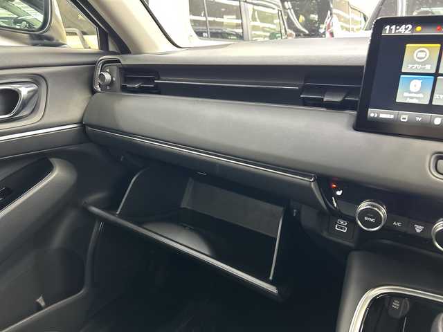 ホンダ ヴェゼル ハイブリッド e:HEV Z 神奈川県 2023(令5)年 1.6万km プラチナホワイトパール HondaCONNECT9インチディスプレイ/AM　FM　フルセグ　　USB　Bluetooth/バックカメラ/ハンズフリーパワーバックドア/ホンダセンシング/ブラインドスポットインフォメーション　後退出庫サポート/ETC2.0/社外ドライブレコーダー/革巻きステアリング/パドルシフト/ステアリングヒーター/ワイヤレス充電器/コンビシート/前席シートヒーター/後席用USBポート×2/トノカバー/ISOFIX対応/純正フロアマット/スマートキー/親水/ヒーテッドドアミラー/LEDヘッドライト/オートレベリング機構/LEDアクティブコーナーリングライト/シーケンシャルターンランプ/フォグランプ/純正18インチアルミ/ドアバイザー/衝突軽減ブレーキ/誤発進抑制機能/後方誤発進抑制機能/近距離衝突軽減ブレーキ/歩行者事故軽減ステアリング/路外逸脱抑制k脳/渋滞追従機能付アダプティブクルーズコントロール/車線維持支援システム/先行車発進お知らせ機能/標識認識機能/オートハイビーム/パーキングセンサーシステム