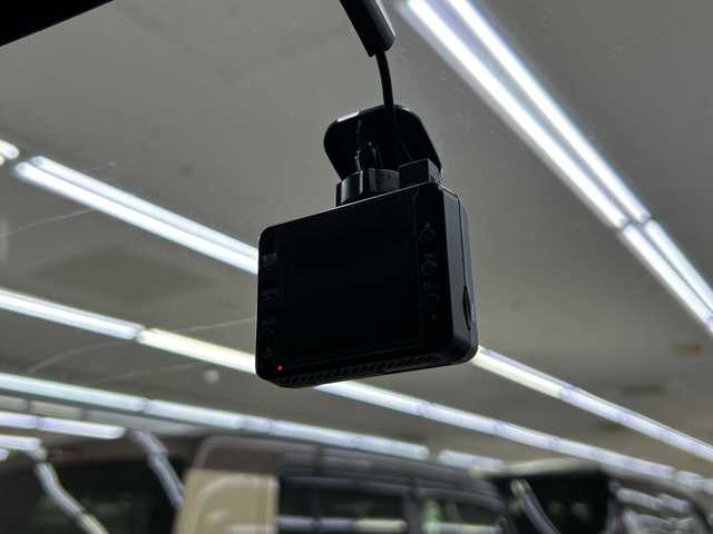 ホンダ ヴェゼル ハイブリッド e:HEV Z 神奈川県 2023(令5)年 1.6万km プラチナホワイトパール HondaCONNECT9インチディスプレイ/AM　FM　フルセグ　　USB　Bluetooth/バックカメラ/ハンズフリーパワーバックドア/ホンダセンシング/ブラインドスポットインフォメーション　後退出庫サポート/ETC2.0/社外ドライブレコーダー/革巻きステアリング/パドルシフト/ステアリングヒーター/ワイヤレス充電器/コンビシート/前席シートヒーター/後席用USBポート×2/トノカバー/ISOFIX対応/純正フロアマット/スマートキー/親水/ヒーテッドドアミラー/LEDヘッドライト/オートレベリング機構/LEDアクティブコーナーリングライト/シーケンシャルターンランプ/フォグランプ/純正18インチアルミ/ドアバイザー/衝突軽減ブレーキ/誤発進抑制機能/後方誤発進抑制機能/近距離衝突軽減ブレーキ/歩行者事故軽減ステアリング/路外逸脱抑制k脳/渋滞追従機能付アダプティブクルーズコントロール/車線維持支援システム/先行車発進お知らせ機能/標識認識機能/オートハイビーム/パーキングセンサーシステム