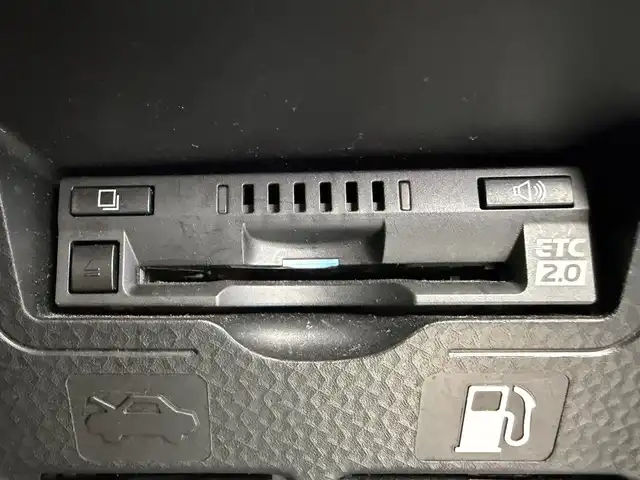 トヨタ タンク カスタムG 愛知県 2019(平31)年 5.1万km パールホワイトⅢ 純正９インチナビ（フルセグTV・HDMI・USB・ラジオ）/バックカメラ/両側パワースライドドア/純正ドライブレコーダー/ビルトインETC2.0/クルーズコントロール/シートヒーター/コーナーセンサー/オートハイビーム/LEDヘッドライト/ロールサンシェード/純正アルミホイール/スペアキー