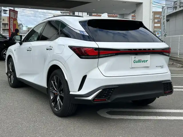 レクサス ＲＸ 350 Fスポーツ 福岡県 2023(令5)年 1.3万km ホワイトノーヴァガラスフレーク ワンオーナー/純正ナビ（AM/FM/BT/フルセグTV）/ブラインドスポットモニター/ヘッドアップディスプレイ/デジタルインナーミラー/ムーンルーフ/レーダークルーズコントロール/全方位カメラ/ビルトインETC2.0/ドライブレコーダー/前席パワーシート（運転席メモリ付）/全席シートヒーター/前席エアシート/携帯置くだけ充電/パワーバックドア/本革巻ステアリング（パドル付）/USB入力端子/スペアキー/カードキー/純正フロアマット/純正21インチアルミホイール/取扱説明書/保証書フリップダウンモニター