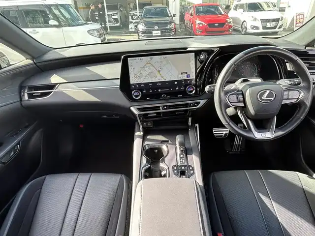 レクサス ＲＸ 350 Fスポーツ 福岡県 2023(令5)年 1.3万km ホワイトノーヴァガラスフレーク ワンオーナー/純正ナビ（AM/FM/BT/フルセグTV）/ブラインドスポットモニター/ヘッドアップディスプレイ/デジタルインナーミラー/ムーンルーフ/レーダークルーズコントロール/全方位カメラ/ビルトインETC2.0/ドライブレコーダー/前席パワーシート（運転席メモリ付）/全席シートヒーター/前席エアシート/携帯置くだけ充電/パワーバックドア/本革巻ステアリング（パドル付）/USB入力端子/スペアキー/カードキー/純正フロアマット/純正21インチアルミホイール/取扱説明書/保証書フリップダウンモニター