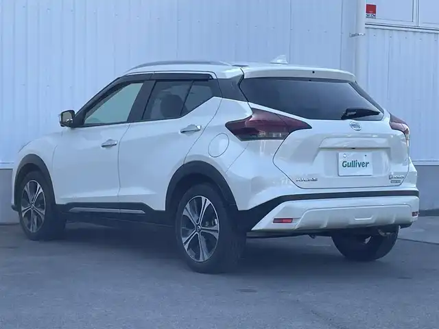 日産 キックス X ツートーンインテリアED 愛媛県 2022(令4)年 2.3万km ブリリアントホワイトパール プロパイロット/レーダークルーズコントロール/レーンキープアシストシステム/純正メモリナビ/CD/DVD/BT/MSV/フルセグTV/アラウンドビューモニター/ドライブレコーダー/ビルトインETC/前後コーナーセンサー/合皮シート/シートヒーター/ステアリングヒーター/インテリジェントルームミラー/LEDヘッドライト/オートライト/ルーフレール/純正フロアマット/純正17インチアルミホイール/トノカバー/スマートキー/プッシュスタート/保証書