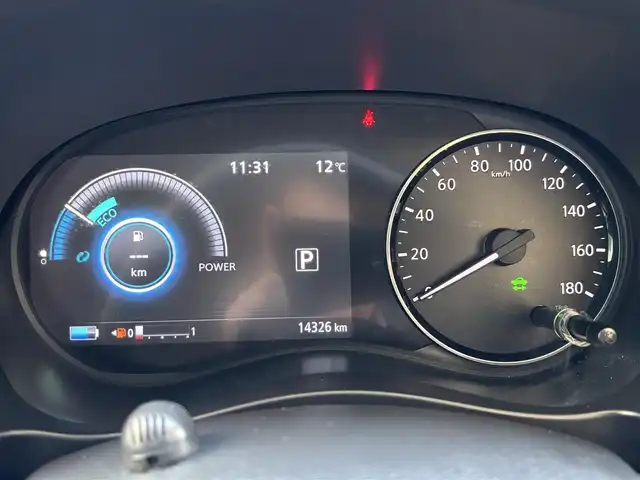 日産 キックス X 千葉県 2020(令2)年 1.5万km ブリリアントホワイトパール 純正後付けナビ/　(CD/AUX/Bluetooth)/フルセグTV/インテリジェントルームミラー/アラウンドビューモニター/ドライブレコーダー (DH5-D)/ETC/ステアリングスイッチ/ステアリングヒーター/プロパイロット/エマージェンシーブレーキ/車線逸脱防止支援システム/前後コーナーセンサー/プッシュエンジンスタート/スマートキー/ハーフレザー調シート/前席シートヒーター/トノカバー/オートライト/ヘッドライトレベライザー/LEDヘッドライト/LEDフォグランプ/ウィンカー付き電動格納ミラー/純正フロアマット/ダブル＆サイド＆カーテンエアバッグ/ナビ取扱説明書
