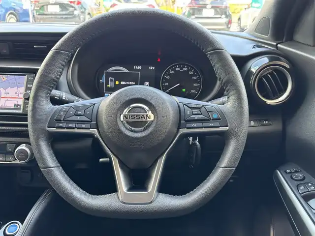 日産 キックス X 千葉県 2020(令2)年 1.5万km ブリリアントホワイトパール 純正後付けナビ/　(CD/AUX/Bluetooth)/フルセグTV/インテリジェントルームミラー/アラウンドビューモニター/ドライブレコーダー (DH5-D)/ETC/ステアリングスイッチ/ステアリングヒーター/プロパイロット/エマージェンシーブレーキ/車線逸脱防止支援システム/前後コーナーセンサー/プッシュエンジンスタート/スマートキー/ハーフレザー調シート/前席シートヒーター/トノカバー/オートライト/ヘッドライトレベライザー/LEDヘッドライト/LEDフォグランプ/ウィンカー付き電動格納ミラー/純正フロアマット/ダブル＆サイド＆カーテンエアバッグ/ナビ取扱説明書
