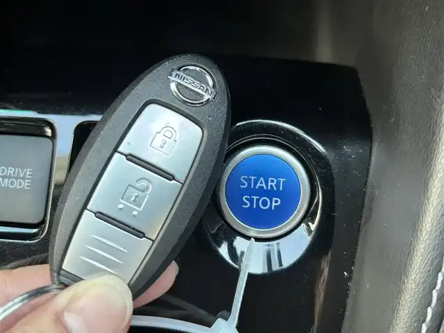 日産 キックス X 千葉県 2020(令2)年 1.5万km ブリリアントホワイトパール 純正後付けナビ/　(CD/AUX/Bluetooth)/フルセグTV/インテリジェントルームミラー/アラウンドビューモニター/ドライブレコーダー (DH5-D)/ETC/ステアリングスイッチ/ステアリングヒーター/プロパイロット/エマージェンシーブレーキ/車線逸脱防止支援システム/前後コーナーセンサー/プッシュエンジンスタート/スマートキー/ハーフレザー調シート/前席シートヒーター/トノカバー/オートライト/ヘッドライトレベライザー/LEDヘッドライト/LEDフォグランプ/ウィンカー付き電動格納ミラー/純正フロアマット/ダブル＆サイド＆カーテンエアバッグ/ナビ取扱説明書