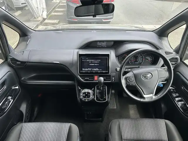 トヨタ ヴォクシー ZS 静岡県 2017(平29)年 4.3万km ブラック 純正9インチSDナビ/・フルセグ/CD/DVD/Bluetooth/USB/トヨタセーフティセンス/バックカメラ/ビルトインETC/両側パワースライドドア/クルーズコントロール/革巻きステアリング/・ステアリングスイッチ/オートライト/スマートキー/・プッシュスタート/LEDヘッドライト/・フォグランプ/電動格納ミラー/ウインカーミラー/後席サンシェード/社外アルミホイール/純正ドアバイザー