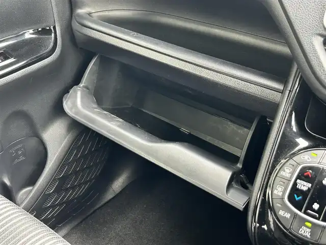 トヨタ ヴォクシー ZS 静岡県 2017(平29)年 4.3万km ブラック 純正9インチSDナビ/・フルセグ/CD/DVD/Bluetooth/USB/トヨタセーフティセンス/バックカメラ/ビルトインETC/両側パワースライドドア/クルーズコントロール/革巻きステアリング/・ステアリングスイッチ/オートライト/スマートキー/・プッシュスタート/LEDヘッドライト/・フォグランプ/電動格納ミラー/ウインカーミラー/後席サンシェード/社外アルミホイール/純正ドアバイザー