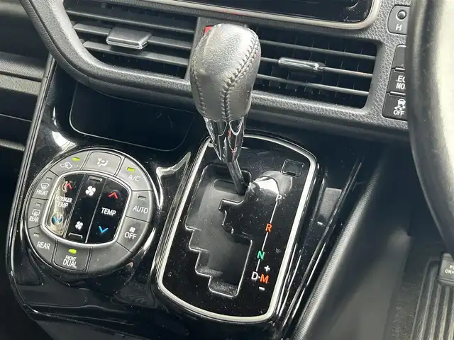 トヨタ ヴォクシー ZS 静岡県 2017(平29)年 4.3万km ブラック 純正9インチSDナビ/・フルセグ/CD/DVD/Bluetooth/USB/トヨタセーフティセンス/バックカメラ/ビルトインETC/両側パワースライドドア/クルーズコントロール/革巻きステアリング/・ステアリングスイッチ/オートライト/スマートキー/・プッシュスタート/LEDヘッドライト/・フォグランプ/電動格納ミラー/ウインカーミラー/後席サンシェード/社外アルミホイール/純正ドアバイザー