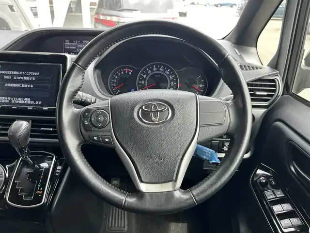 トヨタ ヴォクシー ZS 静岡県 2017(平29)年 4.3万km ブラック 純正9インチSDナビ/・フルセグ/CD/DVD/Bluetooth/USB/トヨタセーフティセンス/バックカメラ/ビルトインETC/両側パワースライドドア/クルーズコントロール/革巻きステアリング/・ステアリングスイッチ/オートライト/スマートキー/・プッシュスタート/LEDヘッドライト/・フォグランプ/電動格納ミラー/ウインカーミラー/後席サンシェード/社外アルミホイール/純正ドアバイザー