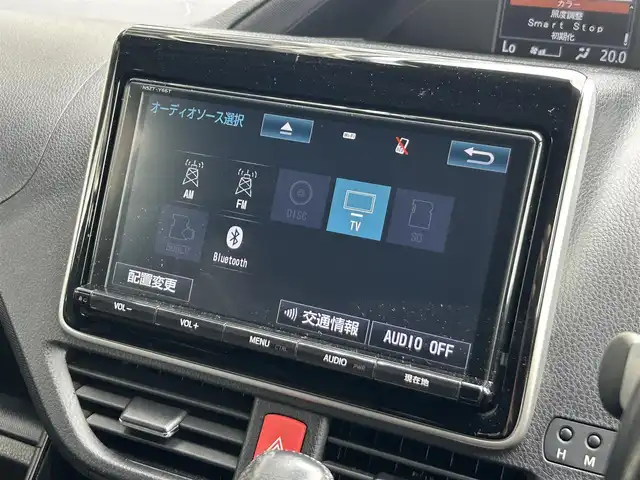 トヨタ ヴォクシー ZS 静岡県 2017(平29)年 4.3万km ブラック 純正9インチSDナビ/・フルセグ/CD/DVD/Bluetooth/USB/トヨタセーフティセンス/バックカメラ/ビルトインETC/両側パワースライドドア/クルーズコントロール/革巻きステアリング/・ステアリングスイッチ/オートライト/スマートキー/・プッシュスタート/LEDヘッドライト/・フォグランプ/電動格納ミラー/ウインカーミラー/後席サンシェード/社外アルミホイール/純正ドアバイザー