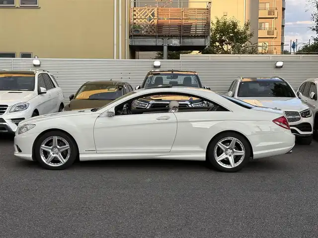 メルセデス・ベンツ ＣＬ５５０ デジーノ AMGエディション 東京都 2006(平18)年 1.6万km カルサイトホワイト 限定100台特別限定車/ワンオーナー/保証書・取説・ナビ取説・キーレスキー×２/H19.20.21.23.27.29.R1.3.4.5ディーラー記録簿有/ナイトビューアシスト/サンルーフ/車間距離警告/ABC（アクティブ・ボディ・コントロール）・車高調整機能・サスペンション自動制御/ウッドコンビハンドル・オートチルト・ステアリングスイッチ/クルーズコントロール/デジーノポーセレン（乳白色）アニリンレザーシート/前席メモリ付パワーシート・シートヒーター・ベンチレーション/マルチコントロールシートバック/COMANDシステム 純正HDDナビ/DVD/CD(ch)/MSV/ハーマン・カードンサウンドシステム/バックカメラ・パーキングアシスト/パークトロニック/ビルトインETC/純正19インチマルチピースアルミ/HID・前後フォグ・オートライト・AFS・ヘッドライトクリーナー/電格ウィンカーミラー/ドアイージークロージャー/電動パーキングブレーキ/サイド＆カーテンエアバック