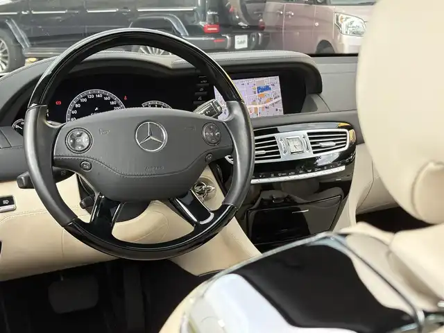 メルセデス・ベンツ ＣＬ５５０ デジーノ AMGエディション 東京都 2006(平18)年 1.6万km カルサイトホワイト 限定100台特別限定車/ワンオーナー/保証書・取説・ナビ取説・キーレスキー×２/H19.20.21.23.27.29.R1.3.4.5ディーラー記録簿有/ナイトビューアシスト/サンルーフ/車間距離警告/ABC（アクティブ・ボディ・コントロール）・車高調整機能・サスペンション自動制御/ウッドコンビハンドル・オートチルト・ステアリングスイッチ/クルーズコントロール/デジーノポーセレン（乳白色）アニリンレザーシート/前席メモリ付パワーシート・シートヒーター・ベンチレーション/マルチコントロールシートバック/COMANDシステム 純正HDDナビ/DVD/CD(ch)/MSV/ハーマン・カードンサウンドシステム/バックカメラ・パーキングアシスト/パークトロニック/ビルトインETC/純正19インチマルチピースアルミ/HID・前後フォグ・オートライト・AFS・ヘッドライトクリーナー/電格ウィンカーミラー/ドアイージークロージャー/電動パーキングブレーキ/サイド＆カーテンエアバック
