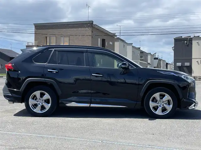 トヨタ ＲＡＶ４ ハイブリッドG 道央・札幌 2021(令3)年 3.1万km アティチュードブラックマイカ ４WD/モデリスタエアロ/純正ディーラーOPナビ/AM/FM/BT/フルセグ/トヨタセーフティセンス/プリクラッシュセーフティ/横滑り防止装置/レーダークルーズコントロール/レーンキープアシスト/クリアランスソナー/ブラインドスポットモニター/リアクロストラフィックアラート/パーキングサポートブレーキ/ロードサインアシスト/パノラミックビューモニター/ビルトインETC/ドライブレコーダー/自動防眩ミラー/EVMODE/DRIVEMODE切替/パワーバックドア/D席パワーシート/D席メモリーシート/前席シートヒーター/レザーシート/革巻きステアリング/ステアリングリモコン/ハンドルヒーター/AC100V/MTモード付AT/プッシュスタート/スマートキー/LEDヘッドライト/オートライト/オートハイビーム/フォグランプ/電動格納ミラー/ウィンカーミラー/純正フロアマット/ドアバイザー