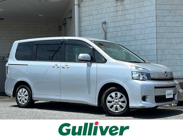 トヨタ ヴォクシー X Lエディション 神奈川県 2013(平25)年 5.5万km シルバーM ワンオーナー/純正ディーラーナビ（CD/DVD/SD/BT/フルセグTV）/片側パワースライドドア/バックカメラ/前後ドライブレコーダー/ビルトインETC/リモコンキー/ステアリングスイッチ/オートライト/純正フロアマット/純正ドアバイザー/電動格納ウィンカーミラー/保証書/取扱説明書