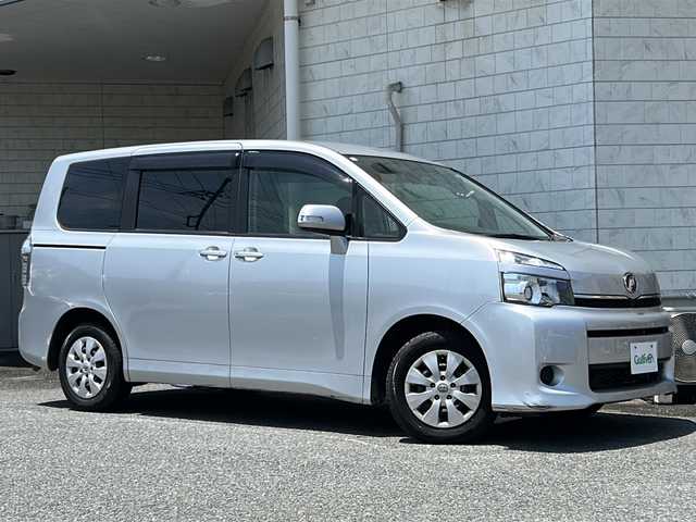 トヨタ ヴォクシー X Lエディション 神奈川県 2013(平25)年 5.5万km シルバーM ワンオーナー/純正ディーラーナビ（CD/DVD/SD/BT/フルセグTV）/片側パワースライドドア/バックカメラ/前後ドライブレコーダー/ビルトインETC/リモコンキー/ステアリングスイッチ/オートライト/純正フロアマット/純正ドアバイザー/電動格納ウィンカーミラー/保証書/取扱説明書