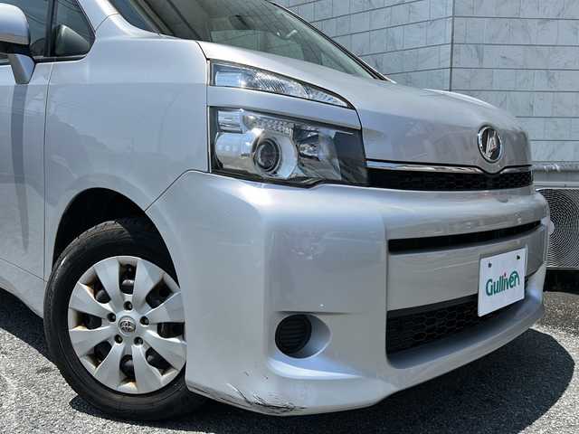 トヨタ ヴォクシー X Lエディション 神奈川県 2013(平25)年 5.5万km シルバーM ワンオーナー/純正ディーラーナビ（CD/DVD/SD/BT/フルセグTV）/片側パワースライドドア/バックカメラ/前後ドライブレコーダー/ビルトインETC/リモコンキー/ステアリングスイッチ/オートライト/純正フロアマット/純正ドアバイザー/電動格納ウィンカーミラー/保証書/取扱説明書