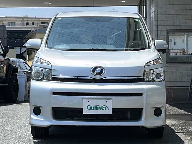 トヨタ ヴォクシー X Lエディション 神奈川県 2013(平25)年 5.5万km シルバーM ワンオーナー/純正ディーラーナビ（CD/DVD/SD/BT/フルセグTV）/片側パワースライドドア/バックカメラ/前後ドライブレコーダー/ビルトインETC/リモコンキー/ステアリングスイッチ/オートライト/純正フロアマット/純正ドアバイザー/電動格納ウィンカーミラー/保証書/取扱説明書