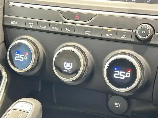 ジャガー Ｅペース 福岡県 2018(平30)年 3.6万km 白 純正ナビ /Bluetooth /クルコン /360°カメラ /Bカメラ /Fカメラ /パーキングアシスト /白革 /AndroidAuto /AppleCarPlay