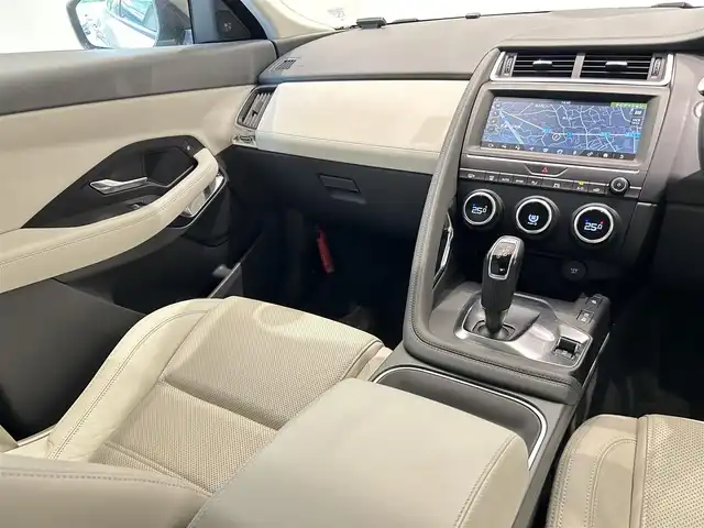 ジャガー Ｅペース 福岡県 2018(平30)年 3.6万km 白 純正ナビ /Bluetooth /クルコン /360°カメラ /Bカメラ /Fカメラ /パーキングアシスト /白革 /AndroidAuto /AppleCarPlay
