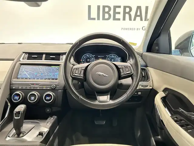 ジャガー Ｅペース 福岡県 2018(平30)年 3.6万km 白 純正ナビ /Bluetooth /クルコン /360°カメラ /Bカメラ /Fカメラ /パーキングアシスト /白革 /AndroidAuto /AppleCarPlay