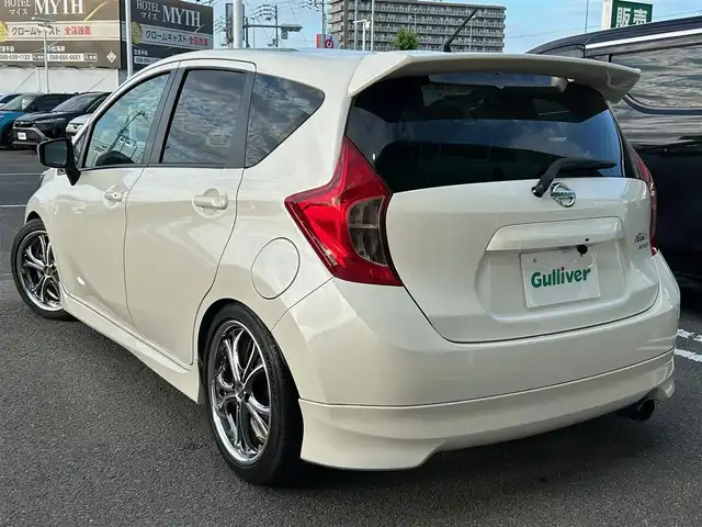 日産 ノート ライダー 徳島県 2016(平28)年 2.8万km ブリリアントホワイトパール カロッツェリアナビ　AVIC-ZH0099/(AM.FM.CD.DVD.BT.フルセグ)/バックカメラ/革調シートカバー/コーナーセンサー/社外アルミホイール/社外マフラー/衝突被害軽減システム/スマートキー/純正フロアマット/オートエアコン/オートライト