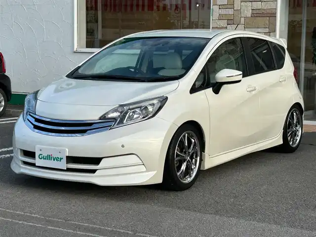 日産 ノート ライダー 徳島県 2016(平28)年 2.8万km ブリリアントホワイトパール カロッツェリアナビ　AVIC-ZH0099/(AM.FM.CD.DVD.BT.フルセグ)/バックカメラ/革調シートカバー/コーナーセンサー/社外アルミホイール/社外マフラー/衝突被害軽減システム/スマートキー/純正フロアマット/オートエアコン/オートライト