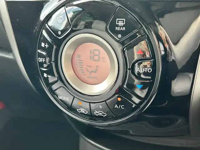 日産 ノート ライダー 徳島県 2016(平28)年 2.8万km ブリリアントホワイトパール カロッツェリアナビ　AVIC-ZH0099/(AM.FM.CD.DVD.BT.フルセグ)/バックカメラ/革調シートカバー/コーナーセンサー/社外アルミホイール/社外マフラー/衝突被害軽減システム/スマートキー/純正フロアマット/オートエアコン/オートライト