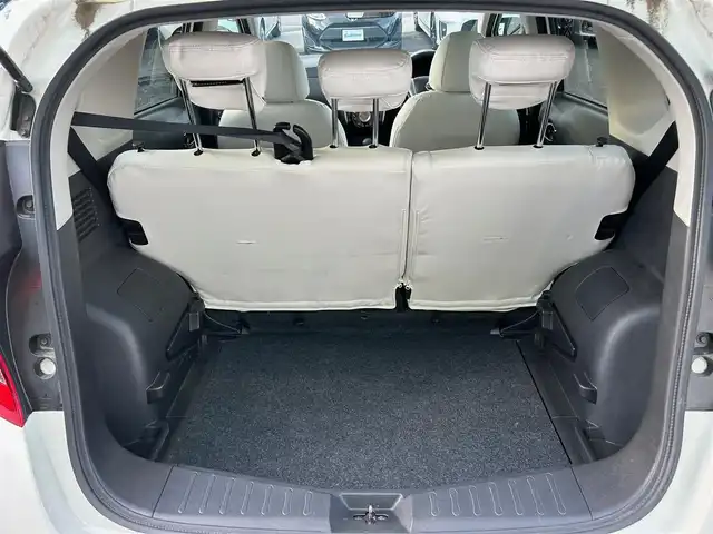 日産 ノート ライダー 徳島県 2016(平28)年 2.8万km ブリリアントホワイトパール カロッツェリアナビ　AVIC-ZH0099/(AM.FM.CD.DVD.BT.フルセグ)/バックカメラ/革調シートカバー/コーナーセンサー/社外アルミホイール/社外マフラー/衝突被害軽減システム/スマートキー/純正フロアマット/オートエアコン/オートライト