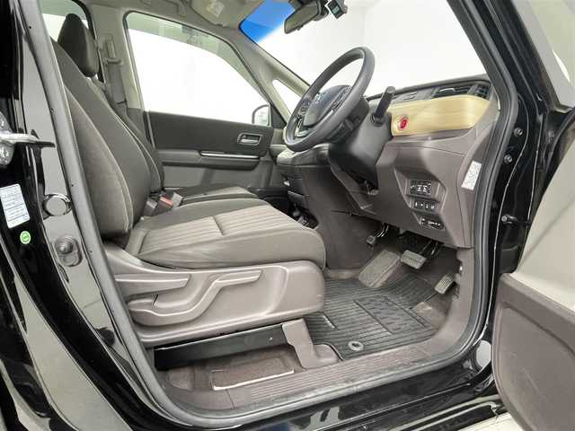 ホンダ フリード 埼玉県 2017(平29)年 4.8万km 黒 社外ナビ　NX614/(Bluetooth/USB/ipod/CD/DVD/AM/FM)/地デジワンセグ/前方ドライブレコーダー/ETC/Honda SENSING/・衝突軽減ブレーキ/・アダプティブ・クルーズ・コントロール/・歩行者事故低減ステアリング/・路外逸脱抑制機能/・先行車発進お知らせ機能/・標識認識機能/後席フリップダウンモニター/アイドリングストップ/ロールサンシェード/ステアリングリモコン/両側パワースライドドア/純正ドアバイザー/純正フロアマット