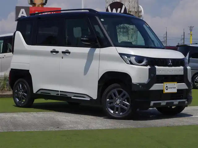 三菱 デリカミニ T プレミアム 千葉県 2025(令7)年 0.1万km未満 アメジストブラック/シルキーホワイト T　PREMIUM　4WD　9型ディスプレイオーディオ（121/330）　サイドデカール（33440）/e-Assist/・衝突被害軽減ブレーキシステム（FCM）/・車線逸脱警報システム（LDW）/・誤発進抑制機能（前進＆後退時）（UMS）/・レーダークルーズコントロールシステム（ACC）/・オートマチックハイビーム[AHB]/マイパイロット/ハンズフリー両側パワースライドドア/ディスプレイオーディオ/【Apple CarPlay　Android Auto対応】/【Bluetooth接続】/マルチアラウンドモニター/デジタルインナーミラー/ハーフレザーシート/前席シートヒーター/革巻きステアリング/ステアリングヒーター/ステアリングスイッチ/LEDヘッドライト/フォグライト/ウインカーミラー/コーナーセンサー/純正15インチアルミホイル/サイド/カーテンエアバッグ/キーレスオペレーションシステム