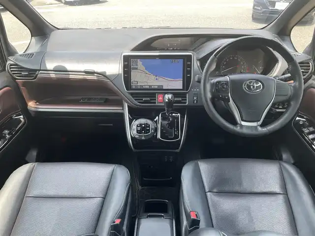 トヨタ エスクァイア Gi 島根県 2019(平31)年 8.2万km ブラック トヨタセーフティセンス/純正10インチナビ/CD/DVD/DTV/Bluetooth/バックカメラ/純正フリップダウンモニター/両側パワースライドドア /クルーズコントロール/合皮シート/シートヒーター /ステアリングスイッチ/ビルトインETC/LEDオートライト/オートマチックハイビーム/スマートキー/スペアキー /プッシュスタート /純正フロアマット/純正ドアバイザー