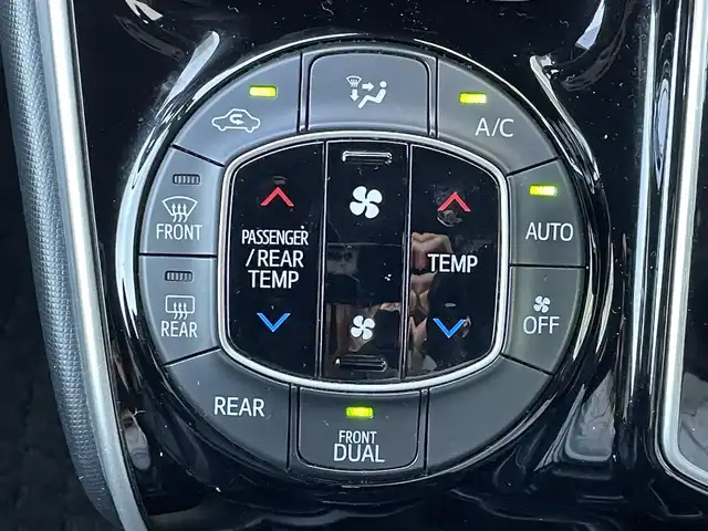 トヨタ エスクァイア Gi 島根県 2019(平31)年 8.2万km ブラック トヨタセーフティセンス/純正10インチナビ/CD/DVD/DTV/Bluetooth/バックカメラ/純正フリップダウンモニター/両側パワースライドドア /クルーズコントロール/合皮シート/シートヒーター /ステアリングスイッチ/ビルトインETC/LEDオートライト/オートマチックハイビーム/スマートキー/スペアキー /プッシュスタート /純正フロアマット/純正ドアバイザー