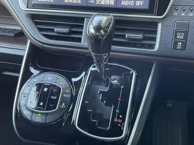 トヨタ エスクァイア Gi 島根県 2019(平31)年 8.2万km ブラック トヨタセーフティセンス/純正10インチナビ/CD/DVD/DTV/Bluetooth/バックカメラ/純正フリップダウンモニター/両側パワースライドドア /クルーズコントロール/合皮シート/シートヒーター /ステアリングスイッチ/ビルトインETC/LEDオートライト/オートマチックハイビーム/スマートキー/スペアキー /プッシュスタート /純正フロアマット/純正ドアバイザー