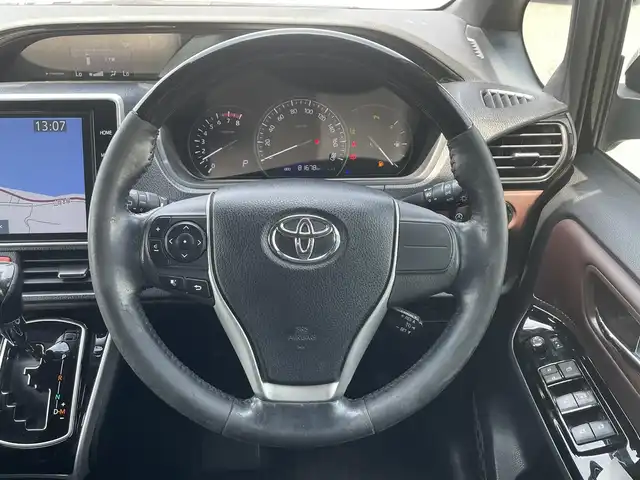 トヨタ エスクァイア Gi 島根県 2019(平31)年 8.2万km ブラック トヨタセーフティセンス/純正10インチナビ/CD/DVD/DTV/Bluetooth/バックカメラ/純正フリップダウンモニター/両側パワースライドドア /クルーズコントロール/合皮シート/シートヒーター /ステアリングスイッチ/ビルトインETC/LEDオートライト/オートマチックハイビーム/スマートキー/スペアキー /プッシュスタート /純正フロアマット/純正ドアバイザー
