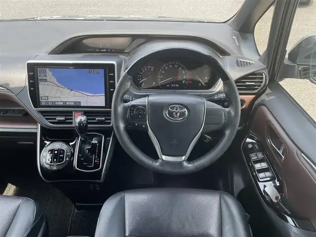 トヨタ エスクァイア Gi 島根県 2019(平31)年 8.2万km ブラック トヨタセーフティセンス/純正10インチナビ/CD/DVD/DTV/Bluetooth/バックカメラ/純正フリップダウンモニター/両側パワースライドドア /クルーズコントロール/合皮シート/シートヒーター /ステアリングスイッチ/ビルトインETC/LEDオートライト/オートマチックハイビーム/スマートキー/スペアキー /プッシュスタート /純正フロアマット/純正ドアバイザー