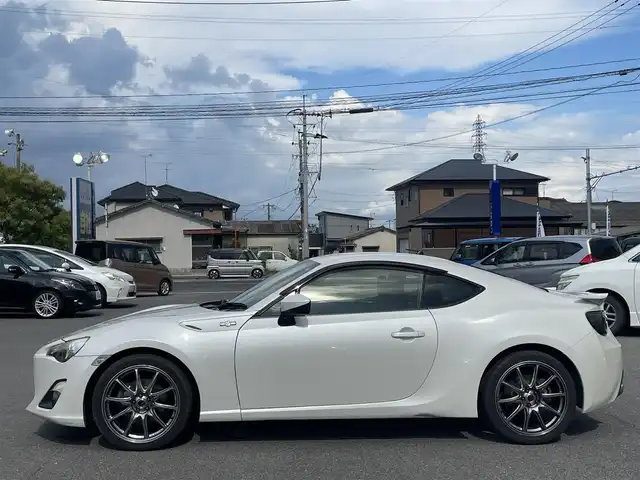 トヨタ ８６ GT リミテッド 佐賀県 2012(平24)年 13.6万km サテンホワイトパール （株)IDOMが運営する【じしゃロン佐賀店】の自社ローン専用車両になります。/こちらは現金またはオートローンご利用時の価格です。自社ローンご希望の方は別途その旨お申付け下さい/ＡＴ車　/禁煙車　/社外16インチアルミ　/ナビ／フルセグ/純正ナビ/フルセグ　/バックカメラ　　/ＢＴオーディオ　/パドルシフト