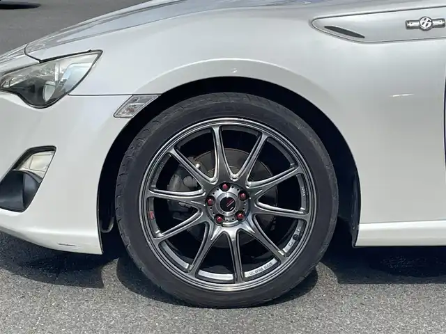 トヨタ ８６ GT リミテッド 佐賀県 2012(平24)年 13.6万km サテンホワイトパール （株)IDOMが運営する【じしゃロン佐賀店】の自社ローン専用車両になります。/こちらは現金またはオートローンご利用時の価格です。自社ローンご希望の方は別途その旨お申付け下さい/ＡＴ車　/禁煙車　/社外16インチアルミ　/ナビ／フルセグ/純正ナビ/フルセグ　/バックカメラ　　/ＢＴオーディオ　/パドルシフト