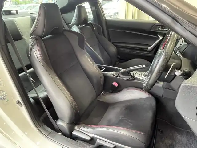 トヨタ ８６ GT リミテッド 佐賀県 2012(平24)年 13.6万km サテンホワイトパール （株)IDOMが運営する【じしゃロン佐賀店】の自社ローン専用車両になります。/こちらは現金またはオートローンご利用時の価格です。自社ローンご希望の方は別途その旨お申付け下さい/ＡＴ車　/禁煙車　/社外16インチアルミ　/ナビ／フルセグ/純正ナビ/フルセグ　/バックカメラ　　/ＢＴオーディオ　/パドルシフト