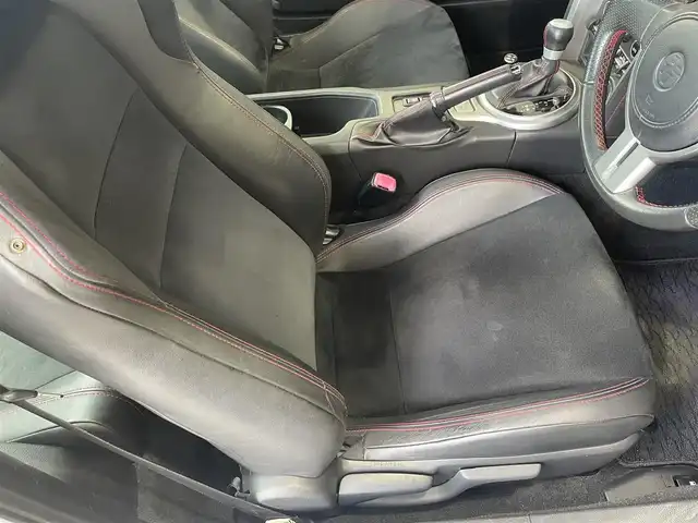トヨタ ８６ GT リミテッド 佐賀県 2012(平24)年 13.6万km サテンホワイトパール （株)IDOMが運営する【じしゃロン佐賀店】の自社ローン専用車両になります。/こちらは現金またはオートローンご利用時の価格です。自社ローンご希望の方は別途その旨お申付け下さい/ＡＴ車　/禁煙車　/社外16インチアルミ　/ナビ／フルセグ/純正ナビ/フルセグ　/バックカメラ　　/ＢＴオーディオ　/パドルシフト