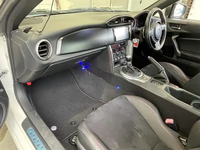 トヨタ ８６ GT リミテッド 佐賀県 2012(平24)年 13.6万km サテンホワイトパール （株)IDOMが運営する【じしゃロン佐賀店】の自社ローン専用車両になります。/こちらは現金またはオートローンご利用時の価格です。自社ローンご希望の方は別途その旨お申付け下さい/ＡＴ車　/禁煙車　/社外16インチアルミ　/ナビ／フルセグ/純正ナビ/フルセグ　/バックカメラ　　/ＢＴオーディオ　/パドルシフト