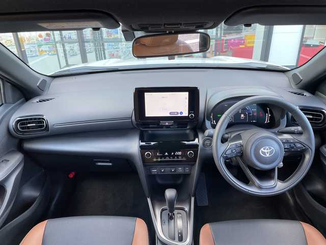 トヨタ ヤリスクロス ハイブリッド Z アドベンチャー 千葉県 2025(令7)年 0.2万km プラチナホワイトパールマイカ 純正ディスプレイオーディオ（ナビキット付き）/(AM/FM/フルセグTV/BT)/全周囲カメラ/ドライブレコーダー/ブラインドスポットモニター/パーキングアシスト/衝突被害軽減システム/車線逸脱警報/オートライト/クルーズコントロール/ハーフレザーシート/横滑り防止装置/ETC2.0/アイドリングストップ/LEDヘッドライト/ウィンカーミラー/電動格納ミラー/純正18インチAW/シートヒーター/シートリフター/ステアリングヒーター/プッシュスタート/スマートキー