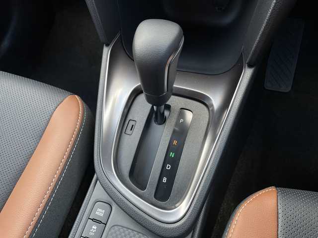 トヨタ ヤリスクロス ハイブリッド Z アドベンチャー 千葉県 2025(令7)年 0.2万km プラチナホワイトパールマイカ 純正ディスプレイオーディオ（ナビキット付き）/(AM/FM/フルセグTV/BT)/全周囲カメラ/ドライブレコーダー/ブラインドスポットモニター/パーキングアシスト/衝突被害軽減システム/車線逸脱警報/オートライト/クルーズコントロール/ハーフレザーシート/横滑り防止装置/ETC2.0/アイドリングストップ/LEDヘッドライト/ウィンカーミラー/電動格納ミラー/純正18インチAW/シートヒーター/シートリフター/ステアリングヒーター/プッシュスタート/スマートキー