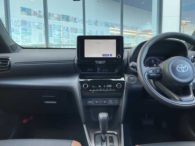 トヨタ ヤリスクロス ハイブリッド Z アドベンチャー 千葉県 2025(令7)年 0.2万km プラチナホワイトパールマイカ 純正ディスプレイオーディオ（ナビキット付き）/(AM/FM/フルセグTV/BT)/全周囲カメラ/ドライブレコーダー/ブラインドスポットモニター/パーキングアシスト/衝突被害軽減システム/車線逸脱警報/オートライト/クルーズコントロール/ハーフレザーシート/横滑り防止装置/ETC2.0/アイドリングストップ/LEDヘッドライト/ウィンカーミラー/電動格納ミラー/純正18インチAW/シートヒーター/シートリフター/ステアリングヒーター/プッシュスタート/スマートキー