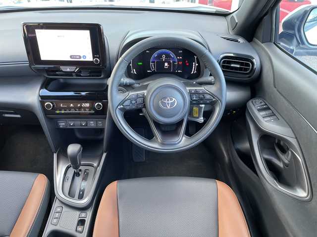 トヨタ ヤリスクロス ハイブリッド Z アドベンチャー 千葉県 2025(令7)年 0.2万km プラチナホワイトパールマイカ 純正ディスプレイオーディオ（ナビキット付き）/(AM/FM/フルセグTV/BT)/全周囲カメラ/ドライブレコーダー/ブラインドスポットモニター/パーキングアシスト/衝突被害軽減システム/車線逸脱警報/オートライト/クルーズコントロール/ハーフレザーシート/横滑り防止装置/ETC2.0/アイドリングストップ/LEDヘッドライト/ウィンカーミラー/電動格納ミラー/純正18インチAW/シートヒーター/シートリフター/ステアリングヒーター/プッシュスタート/スマートキー