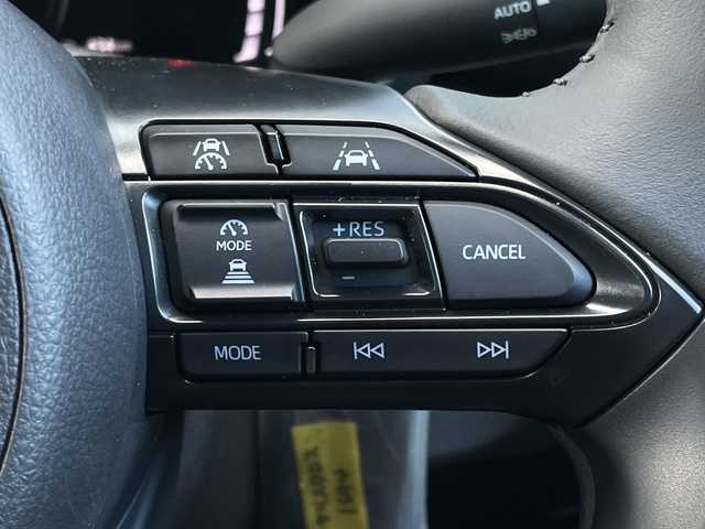 トヨタ ヤリスクロス ハイブリッド Z アドベンチャー 千葉県 2025(令7)年 0.2万km プラチナホワイトパールマイカ 純正ディスプレイオーディオ（ナビキット付き）/(AM/FM/フルセグTV/BT)/全周囲カメラ/ドライブレコーダー/ブラインドスポットモニター/パーキングアシスト/衝突被害軽減システム/車線逸脱警報/オートライト/クルーズコントロール/ハーフレザーシート/横滑り防止装置/ETC2.0/アイドリングストップ/LEDヘッドライト/ウィンカーミラー/電動格納ミラー/純正18インチAW/シートヒーター/シートリフター/ステアリングヒーター/プッシュスタート/スマートキー