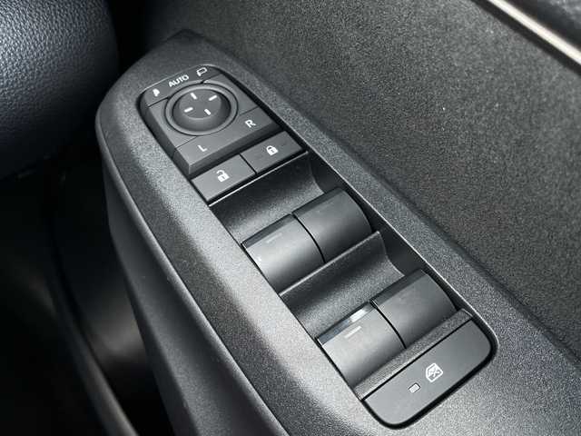 トヨタ ヤリスクロス ハイブリッド Z アドベンチャー 千葉県 2025(令7)年 0.2万km プラチナホワイトパールマイカ 純正ディスプレイオーディオ（ナビキット付き）/(AM/FM/フルセグTV/BT)/全周囲カメラ/ドライブレコーダー/ブラインドスポットモニター/パーキングアシスト/衝突被害軽減システム/車線逸脱警報/オートライト/クルーズコントロール/ハーフレザーシート/横滑り防止装置/ETC2.0/アイドリングストップ/LEDヘッドライト/ウィンカーミラー/電動格納ミラー/純正18インチAW/シートヒーター/シートリフター/ステアリングヒーター/プッシュスタート/スマートキー