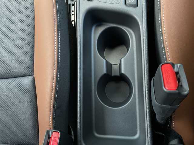 トヨタ ヤリスクロス ハイブリッド Z アドベンチャー 千葉県 2025(令7)年 0.2万km プラチナホワイトパールマイカ 純正ディスプレイオーディオ（ナビキット付き）/(AM/FM/フルセグTV/BT)/全周囲カメラ/ドライブレコーダー/ブラインドスポットモニター/パーキングアシスト/衝突被害軽減システム/車線逸脱警報/オートライト/クルーズコントロール/ハーフレザーシート/横滑り防止装置/ETC2.0/アイドリングストップ/LEDヘッドライト/ウィンカーミラー/電動格納ミラー/純正18インチAW/シートヒーター/シートリフター/ステアリングヒーター/プッシュスタート/スマートキー