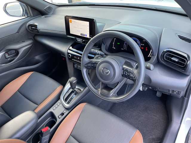 トヨタ ヤリスクロス ハイブリッド Z アドベンチャー 千葉県 2025(令7)年 0.2万km プラチナホワイトパールマイカ 純正ディスプレイオーディオ（ナビキット付き）/(AM/FM/フルセグTV/BT)/全周囲カメラ/ドライブレコーダー/ブラインドスポットモニター/パーキングアシスト/衝突被害軽減システム/車線逸脱警報/オートライト/クルーズコントロール/ハーフレザーシート/横滑り防止装置/ETC2.0/アイドリングストップ/LEDヘッドライト/ウィンカーミラー/電動格納ミラー/純正18インチAW/シートヒーター/シートリフター/ステアリングヒーター/プッシュスタート/スマートキー